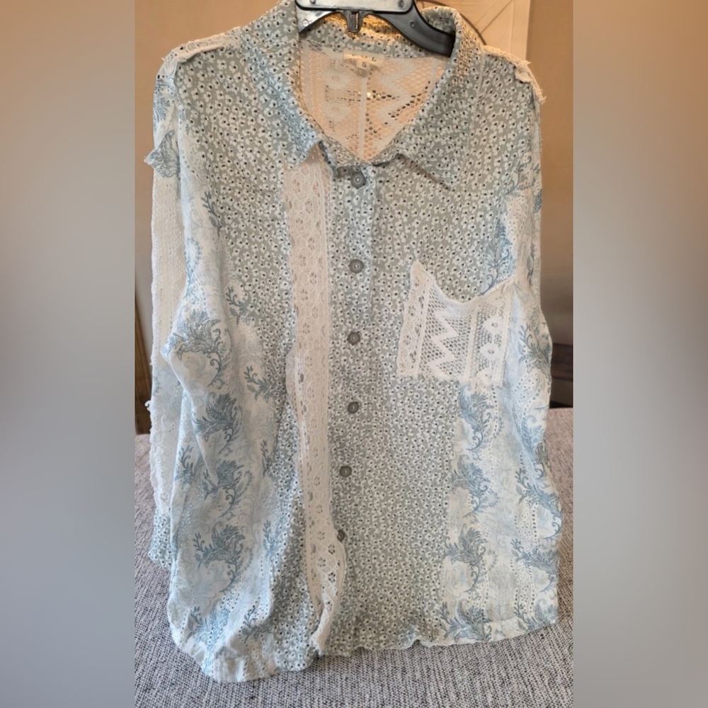 POL Gray and White Lace Floral Top